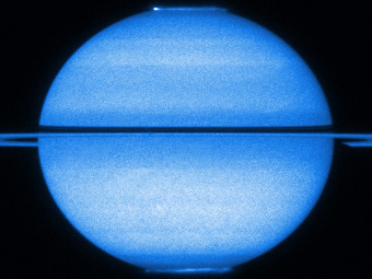 "Хаббл" сфотографировал полярные сияния Сатурна