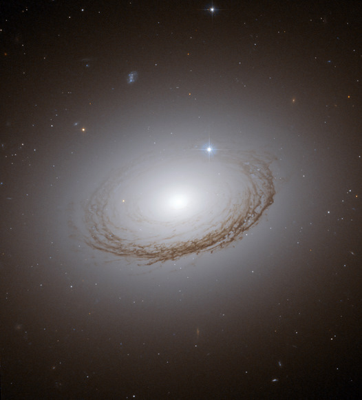 галактика в виде кольца ngc-7049
